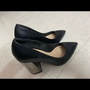 Women solid black pumps